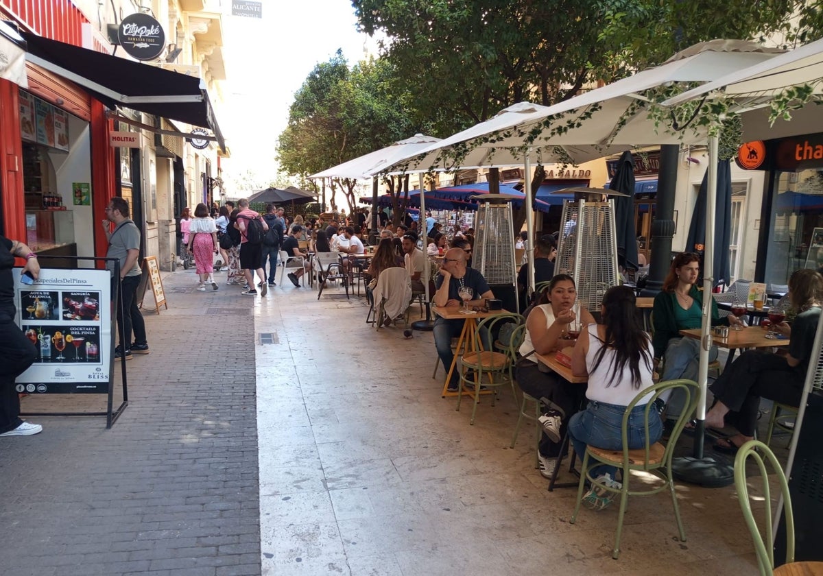 De pérdidas de «miles de euros» a seguir sirviendo paellas en la playa