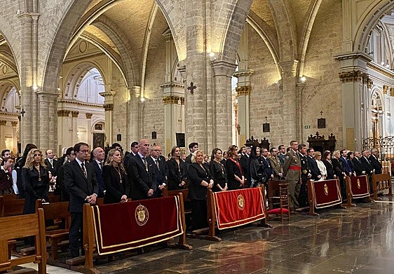 Público durante la misa pontifical en la Catedral de Valencia