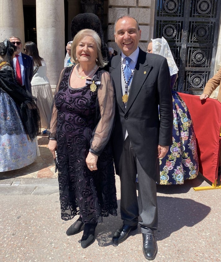Imagen secundaria 2 - Berta Peiró y Marina García (FMV 2025); la concejala de Fiestas, Mónica Gil y la honorable clavariesa vicentina, María José Llorens, y honorables clavariesas de anteriores edifciones; como Amparo Chova, junto a Antonio Alpuente, vciepresidente de la JCV.