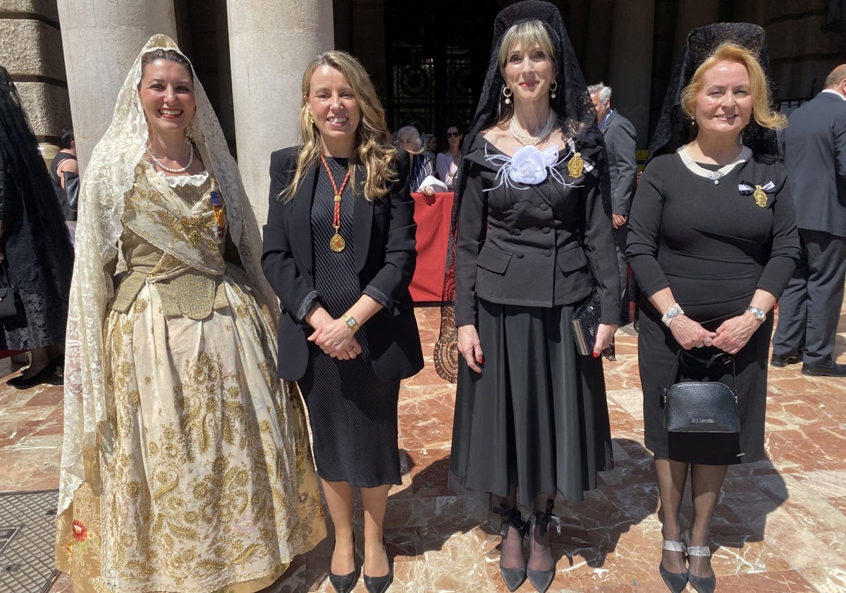 Imagen principal - Honorables clavariesas de anteriores ediciones y la regina dels Jocs Florals, María García Vallcanera, con su cort d'amor y el presidente de Lo Rat Penat, José Vicente Navarro.