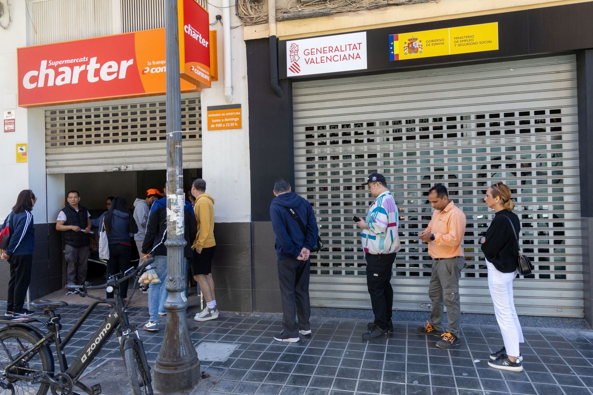 FOTOS | Así se vive un día de apagón en Valencia