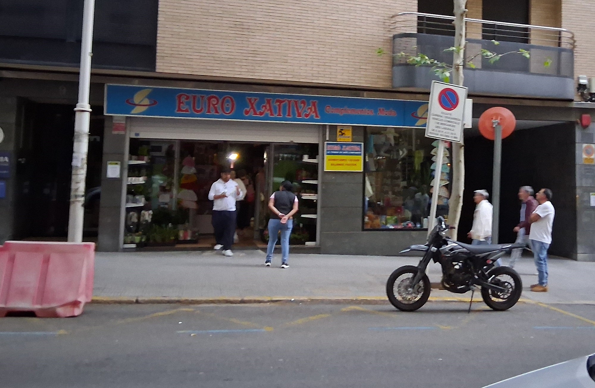 Arriba, un establecimiento alumbrándose con un electrógeno.