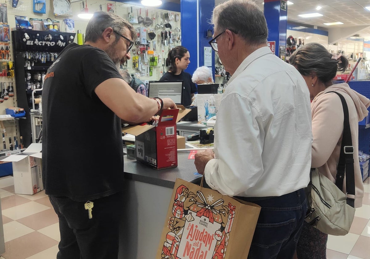 Los valencianos temen un nuevo apagón: las ventas de hornillos, linternas y radios se disparan