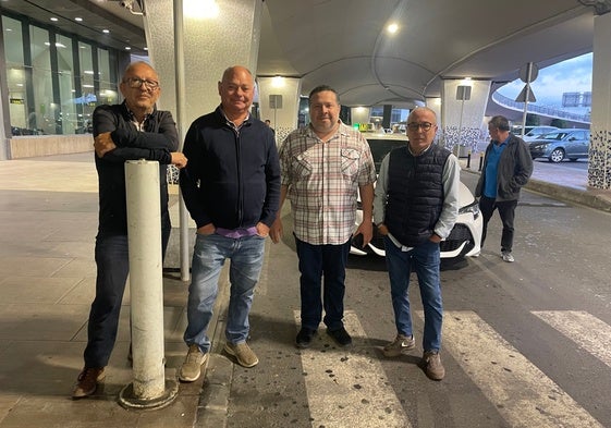Víctor, Blas, Álex y Toni han acudido a primera hora de este martes con su taxi al aeropuerto de Manises.