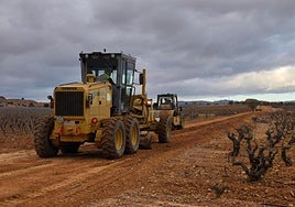 Trabajos de adecuación de caminos en Requena.