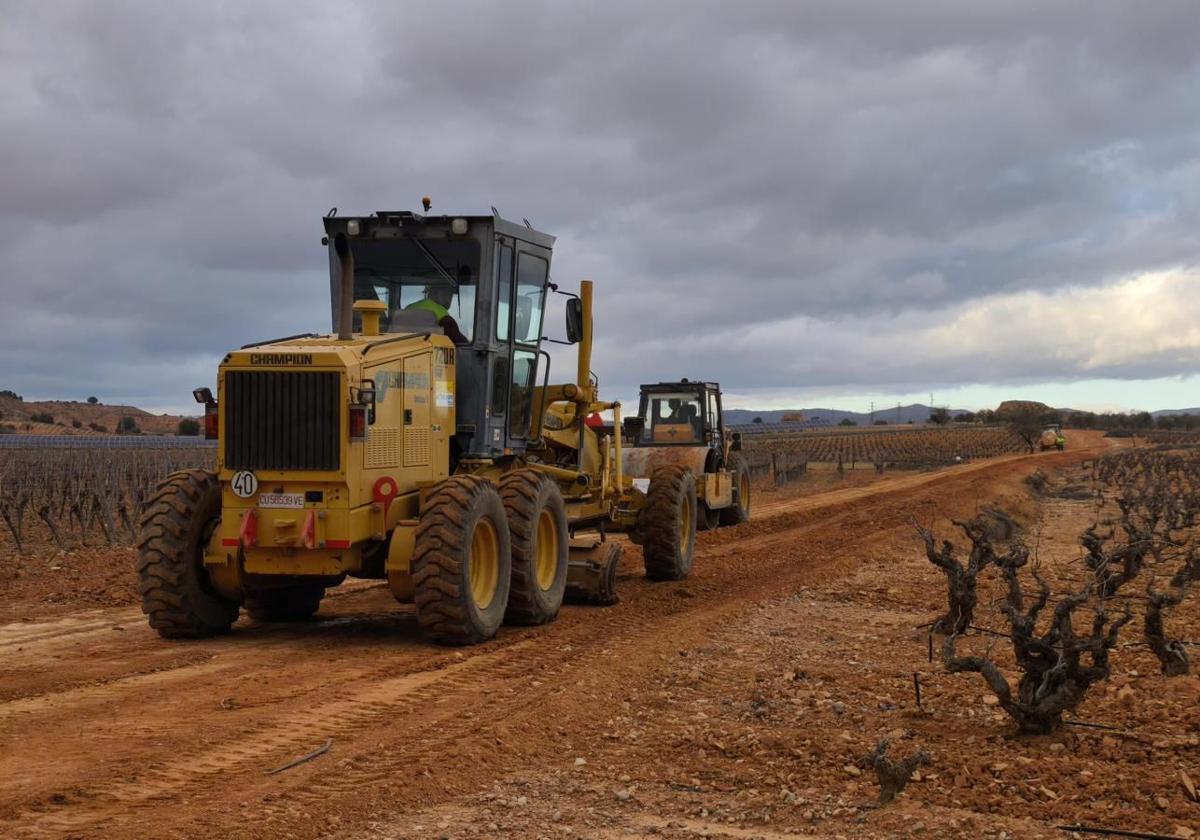 Requena trata de reparar antes de la vendimia 425 kilómetros de caminos