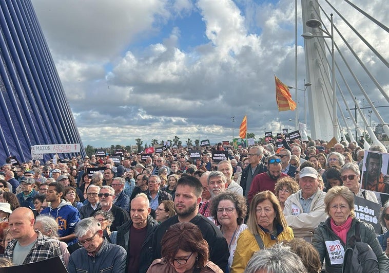 Cientos de manifestantes, este martes por la tarde en el puente de l'Assut de l'Or.