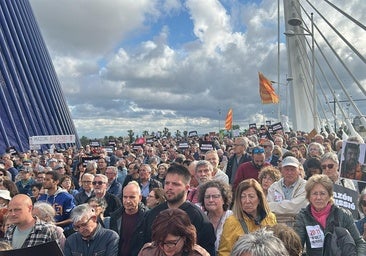 Un millar de personas se concentran contra Mazón y el congreso del PP europeo
