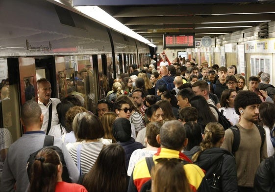 Estación de metro este martes en Valencia, atestada de viajeros.