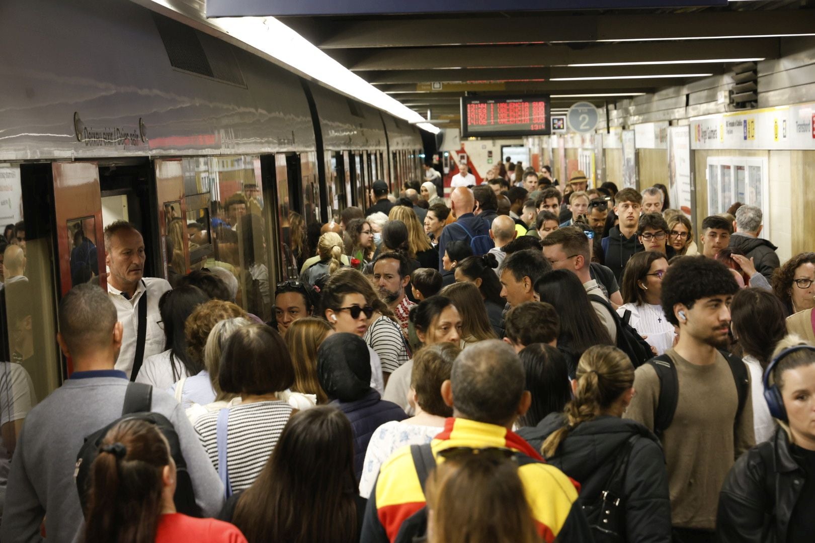 Estación de metro este martes en Valencia, atestada de viajeros.