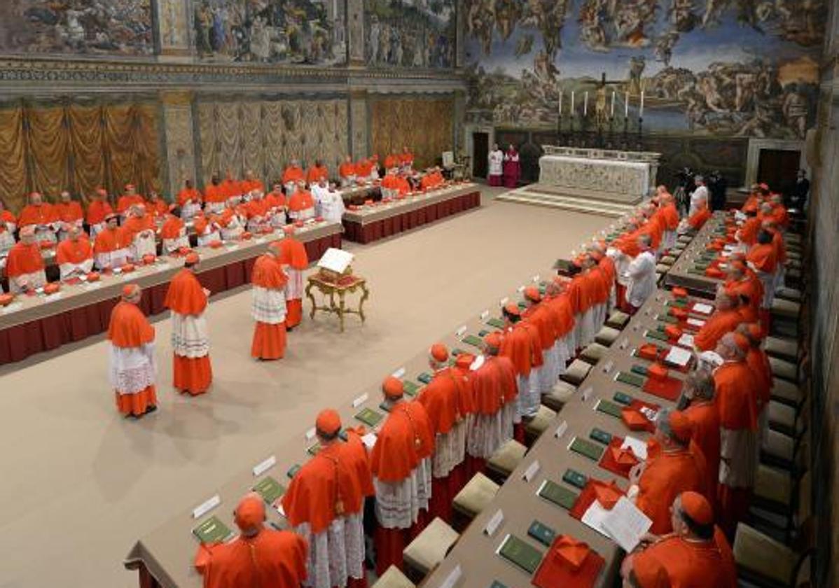 Los cardenales, momentos antes de iniciar la votación en la Capilla Sixtina, en 2013, cuando fue elegido Francisco.