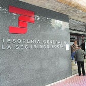 Varias personas hacen cola en una oficina de la Tesorería General de la Seguridad Social, en una imagen de archivo.
