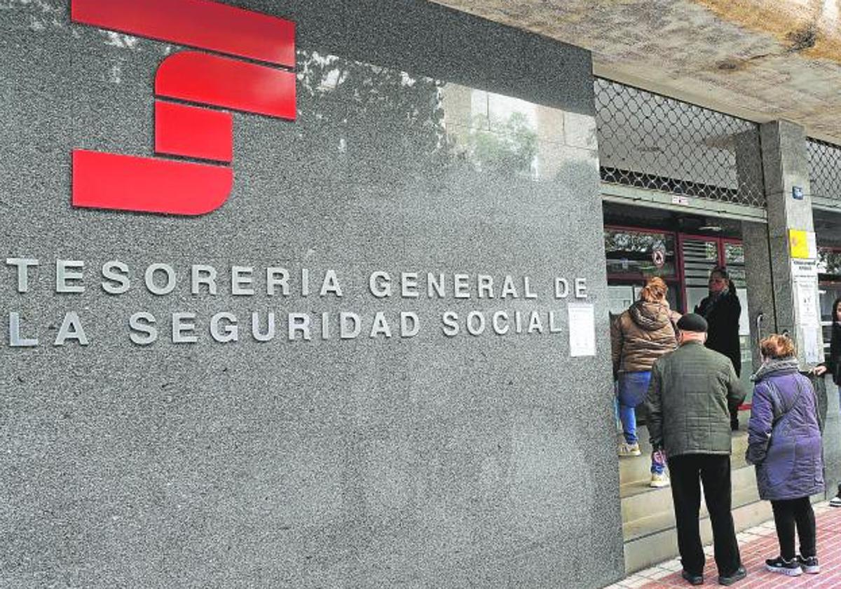 Varias personas hacen cola en una oficina de la Tesorería General de la Seguridad Social, en una imagen de archivo.