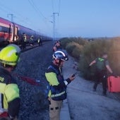 Rescate de personas atrapadas en un tren durante el apagón.