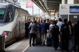 Viajeros dispuestos a subir a un tren.