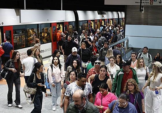 Usuarios saliendo de un metro en la estación de Xàtiva, este miércoles.