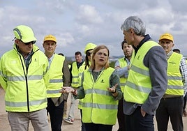 la delegada del Gobierno, Pilar Bernabé, este mi´ercoles en una visita de obras en la A-7.