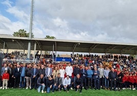 Foto grupal tras el acto de inauguración del campo Jaume Ortí.