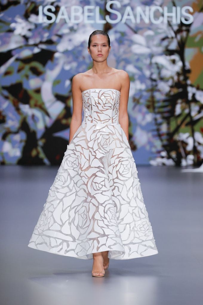 Imagen secundaria 2 - Arriba, algunos de los diseños que desfilaron sobre la pasarela de Barcelona. A la izquierda, Paula Maiques e Isabel Sanchis, al acabar el desfile. A la derecha, el vestido premiado por el jurado.