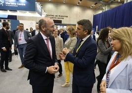 Carlos Mazón charla con Manfred Weber este miércoles en el congreso del PP europeo.