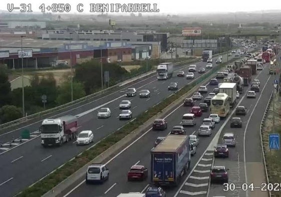 Atascos en la V-31 este miércoles.