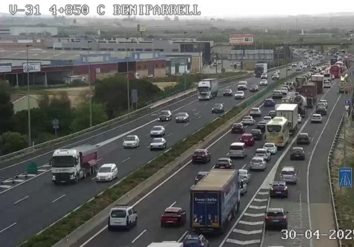 El apagón sigue dejando secuelas en la movilidad: Más de 30 kilómetros de atascos en las entradas y salidas a Valencia
