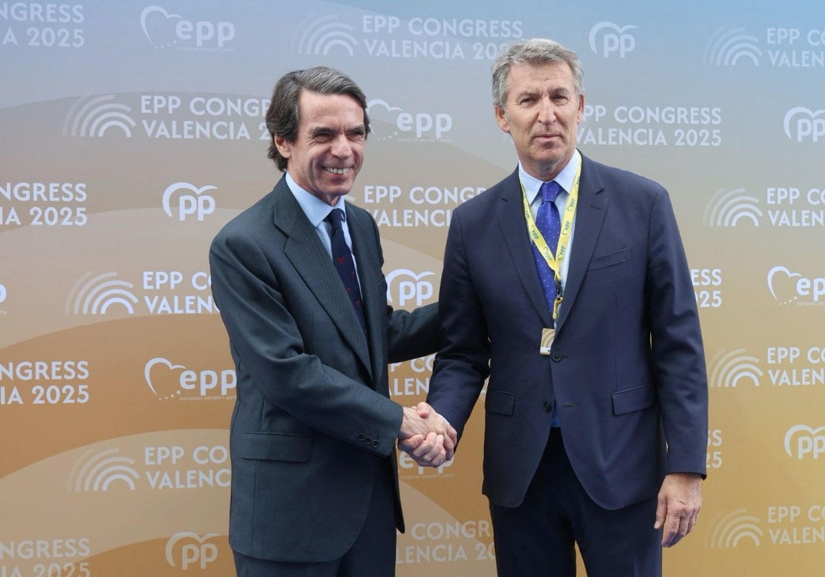 Aznar y Feijóo, a su llegada al Congreso del PPE en Feria Valencia.