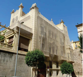La fachada del Palacio de Justicia de Ontinyent cubierta con una red para evitar desprendimientos.