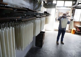Juan José Felipo muestra parte del material fabricado en sus instalaciones de Tavernes Blanques.
