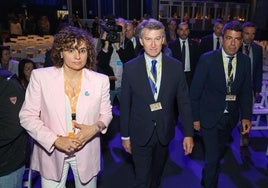 Dolors Montserrat, Alberto Núñez Feijóo y Carlos Mazón, en el Congreso del PP en Feria Valencia.
