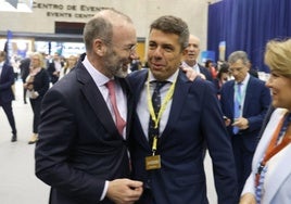 Weber saluda a Mazón ante la presencia de la vicepresidenta Camarero a la entrada del Congreso del PPE.