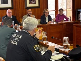 Monfort, de espaldas, durante la Junta de Seguridad de Xàbia celebrada el pasado mes.