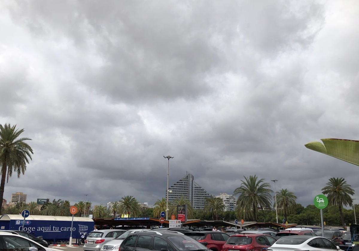 Aemet señala las zonas de la Comunitat Valenciana donde lloverá el puente del 1 de mayo: lluvia de barro, chubascos y tormentas