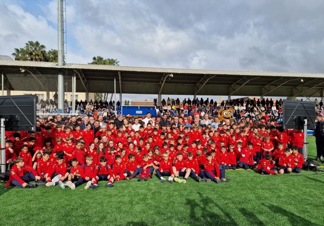 César Tárrega, junto a jugadores de la UD Aldaia.