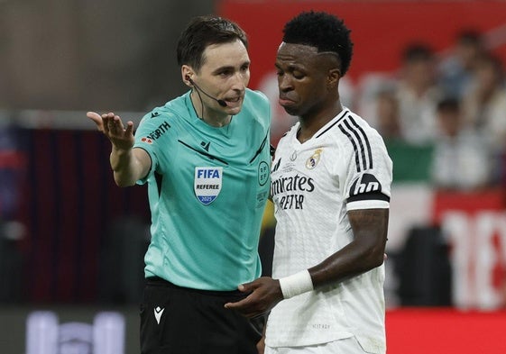 Ricardo de Burgos Bengoetxea, con Vinícius, en al final de la Copa del Rey.