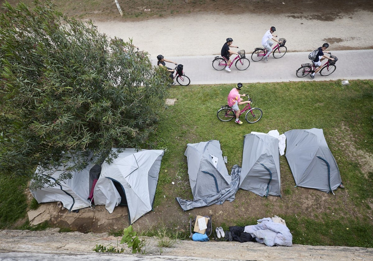 Los asentamientos de indigentes en el viejo cauce de Valencia superan ya el centenar