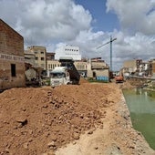 Trabajos de adecuación del cauce en la calle Pelayo de Catarroja.