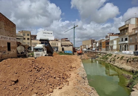 Trabajos de adecuación del cauce en la calle Pelayo de Catarroja.