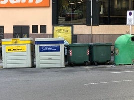 Contenedores que se están retirando en Xàtiva.