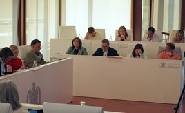Momento del pleno municipal con la bancada del equipo de gobierno local.