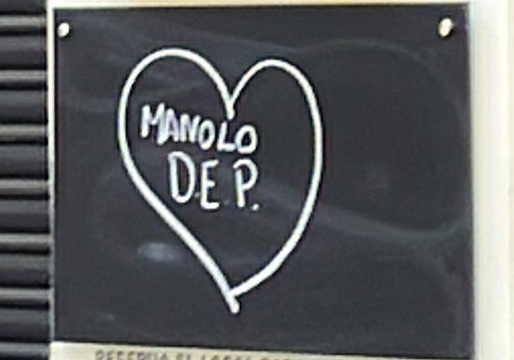 Mensaje de apoyo en la fachada del bar