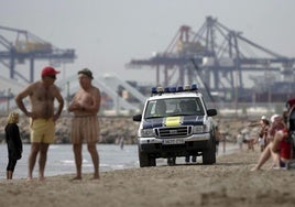 Imagen de archivo de una patrulla de la Policía Local en la playa de la Malvarrosa.