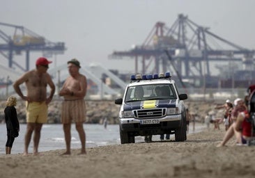 Imagen de archivo de una patrulla de la Policía Local en la playa de la Malvarrosa.