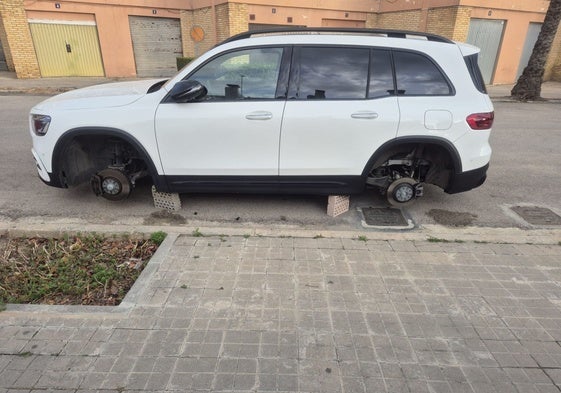 Coche que ha sufrido el robo de cuatro ruedas y que han dejado apoyado sobre ladrillos.