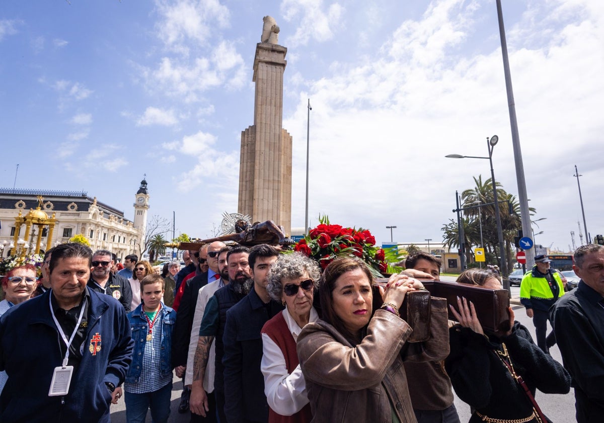 Imagen principal - Este año, el monolito sin la cruz y la escalera, y en años anteriores, procesión con el emblema.