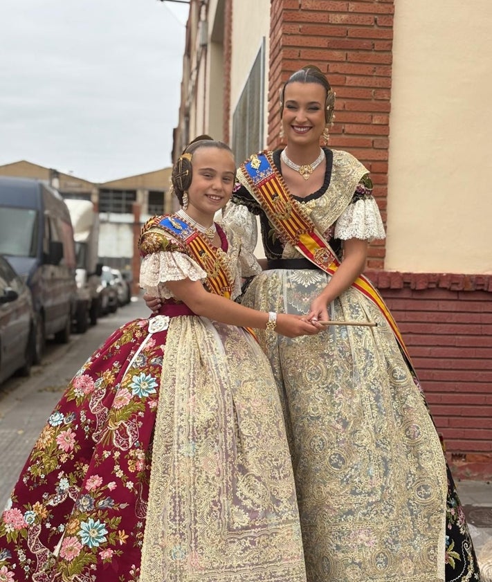 Imagen secundaria 2 - Berta Peiró y Lucía García, junto al edil de Fallas, Santiago Ballester; el maestro mayor del gremio, Vicente Julián García y la directora general de Artesanía, Consumo y Comercio, Maribel Sáez. 