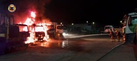 Los efectivos sofocando el fuego de los camiones.
