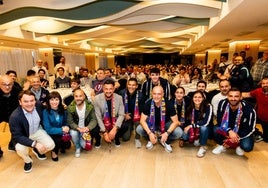 Foto grupal durante el acto de celebración.
