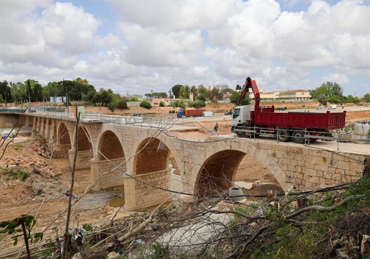 Torrent comienza a reponer los sillares en el puente de Alaquàs