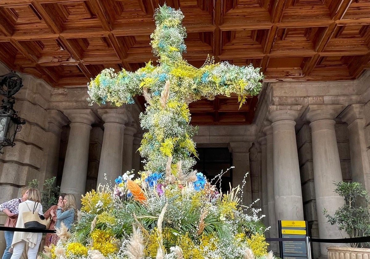 Las cruces de mayo lucen ya en las calles de Valencia